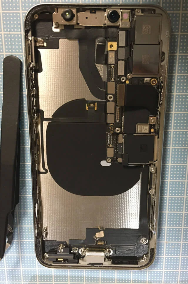 iPhoneⅩの分解ステップ〜バッテリー交換の準備完了