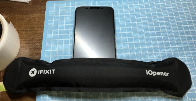 iPhoneⅩの分解ステップ〜液晶パネルの接着部分を温める