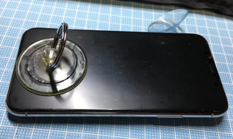 iPhoneⅩの分解ステップ〜吸盤を密着させる