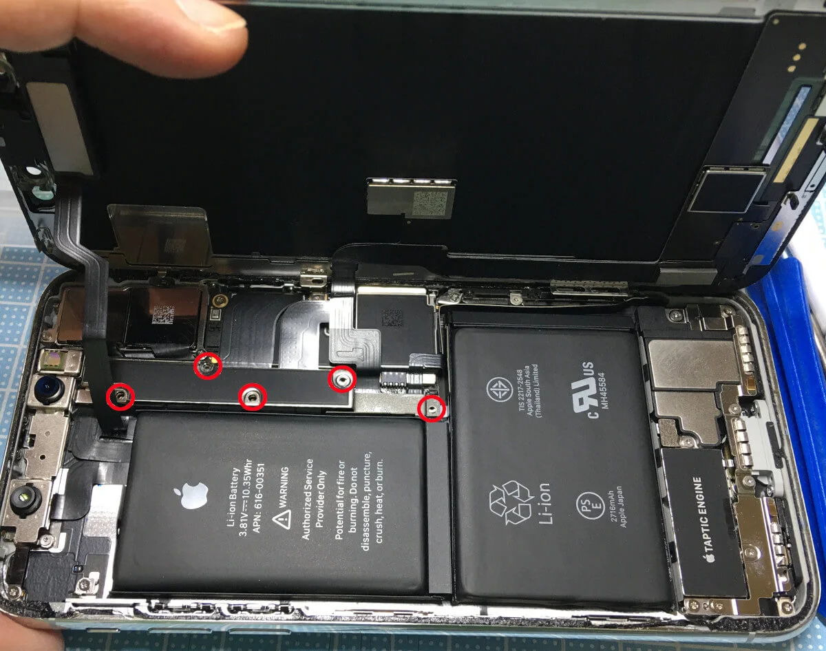 iPhoneⅩの分解ステップ〜上部のネジを外す