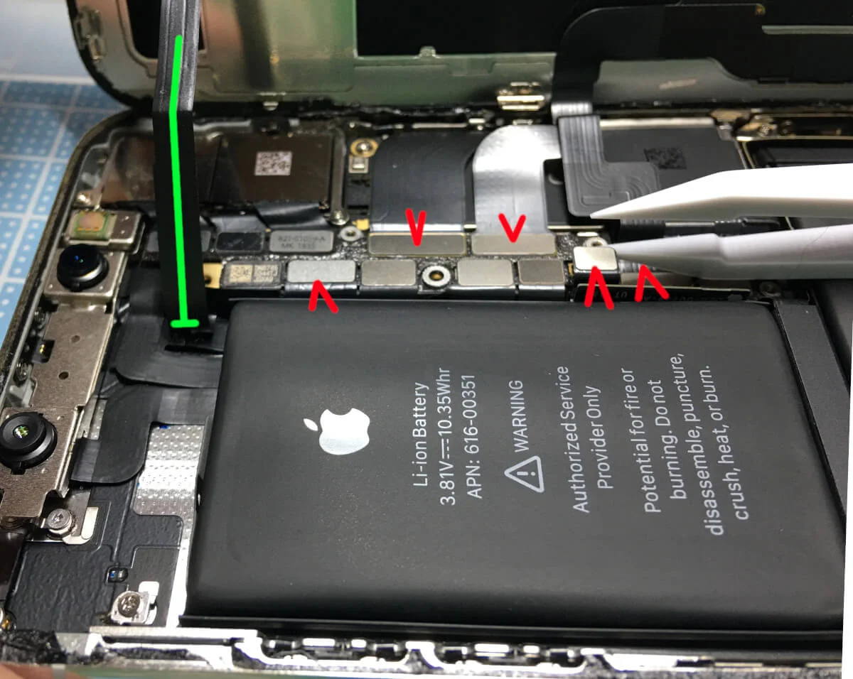 iPhoneⅩの分解ステップ〜コネクタ類を外す