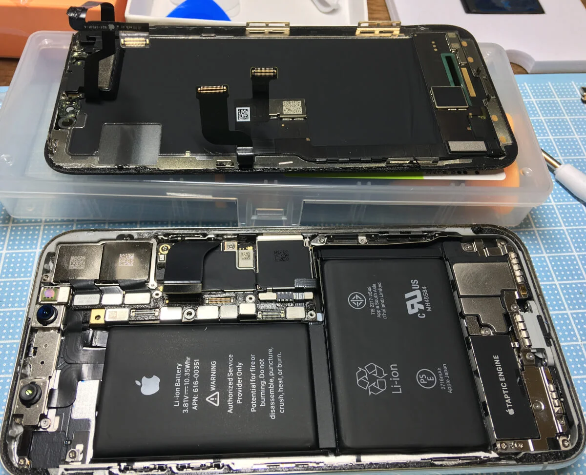 iPhoneⅩの分解ステップ〜液晶パネルと本体を離したところ