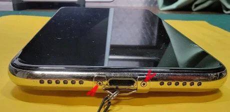 iphone10の液晶パネル交換〜下部あるネジを外す