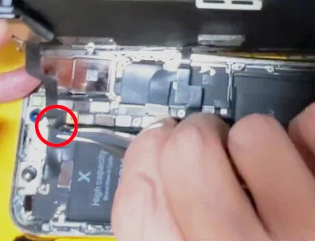 iphone10の液晶パネル交換〜長いケーブルを外す