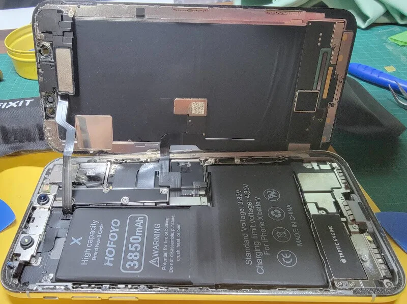 iPhone10の割れた液晶パネル画面を交換する（LCD）