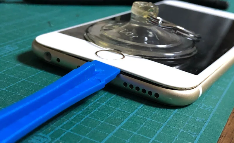iPhone6sバッテリー交換で吸盤を取り付けてフタを開ける