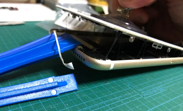 iPhone6sバッテリー交換で少しずつフタを開ける