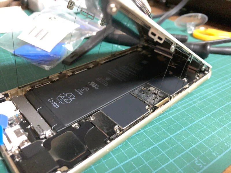 iPhone6sバッテリー交換でフタを開ける