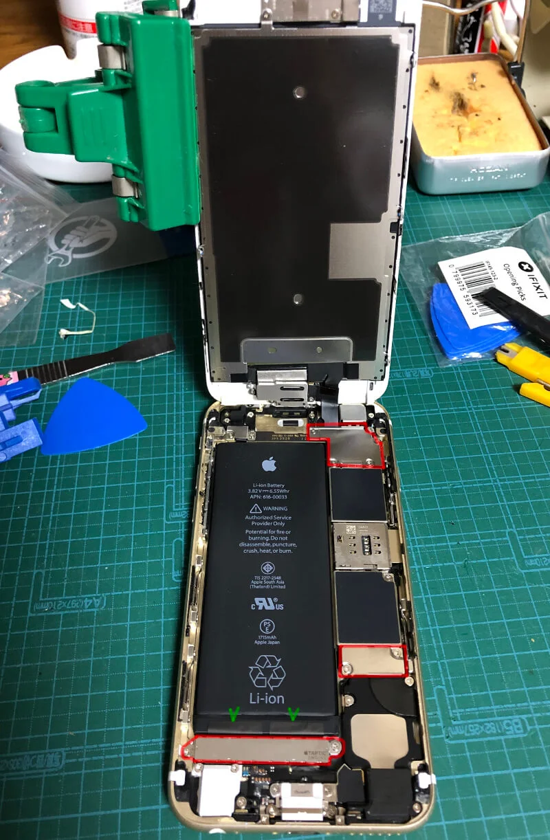 iPhone6sバッテリー交換でフタを開けたところとネジを外す場所