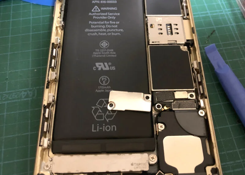 iPhone6sバッテリー交換でネジを外す