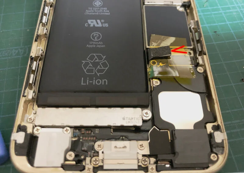 iPhone6sバッテリー交換でバッテリーケーブルを外す