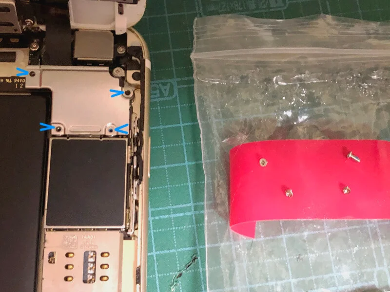 iPhone6sバッテリー交換でネジを外す