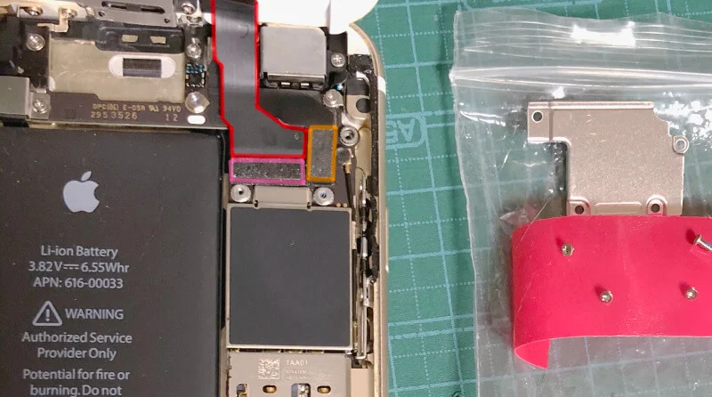 iPhone6sバッテリー交換で上部のコネクタ類を外す