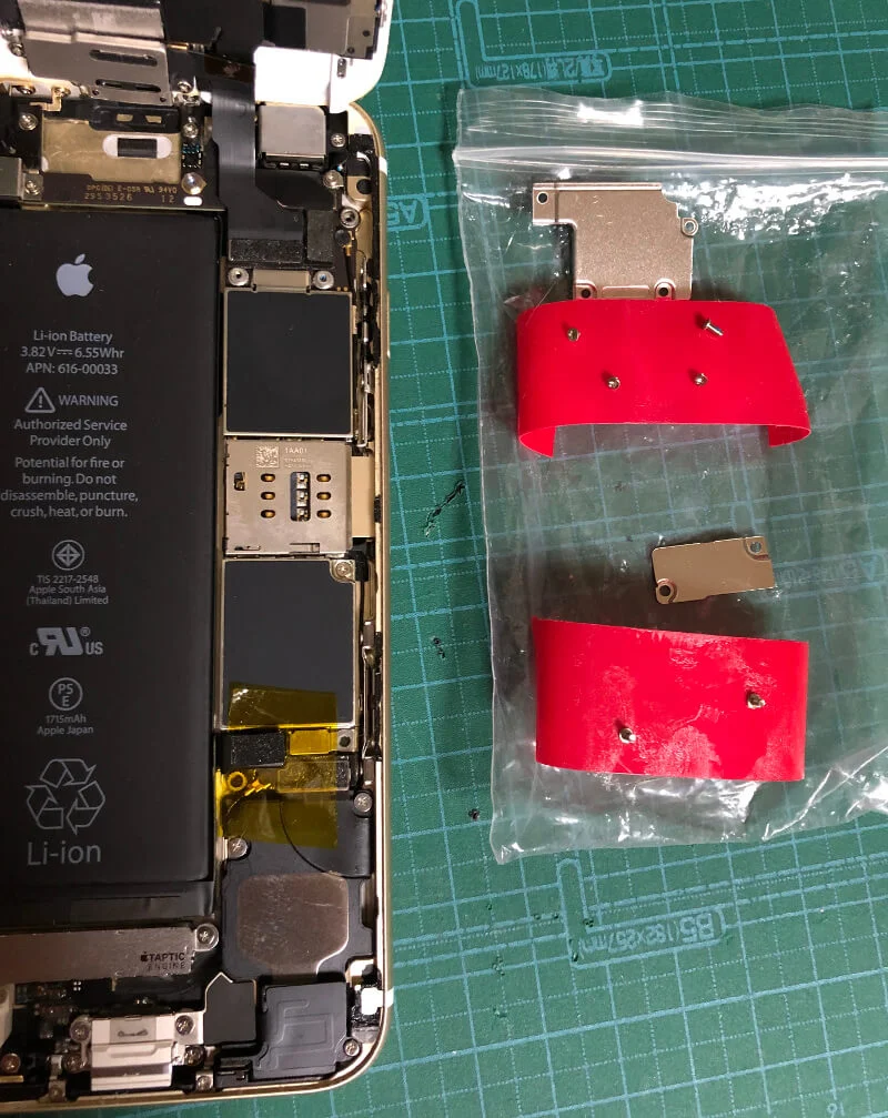 iPhone6sバッテリー交換でネジを外す