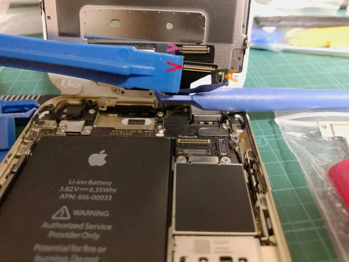 iPhone6sバッテリー交換で上部のケーブルを外したところ