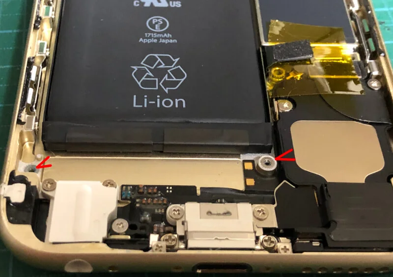 iPhone6sバッテリー交換でバッテリー下のネジを外す