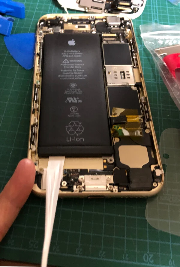 iPhone6sバッテリー交換でバッテリーのテープを剥がす