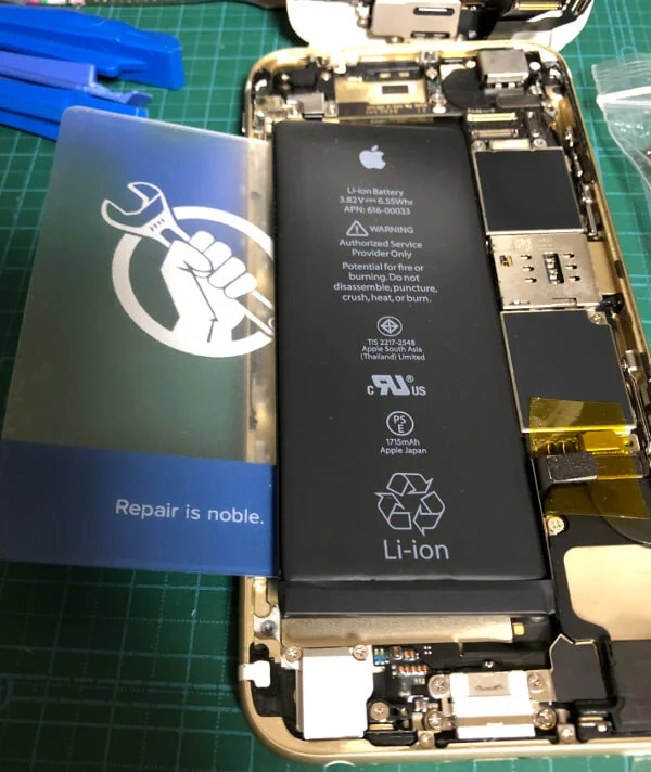 iPhone6sバッテリー交換で古いバッテリーを取る