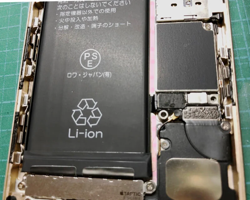 iPhone6sバッテリー交換でバッテリーをキレイに入れる