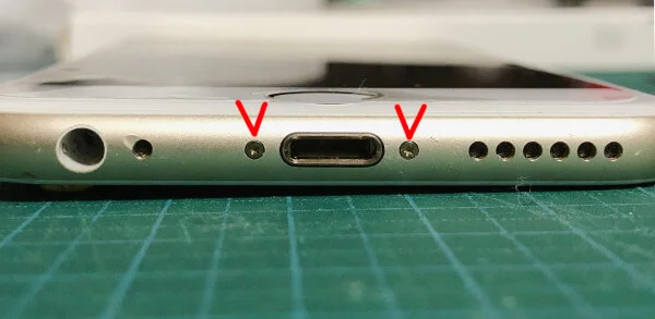 iPhone6sバッテリー交換で本体の手前側のネジを外す