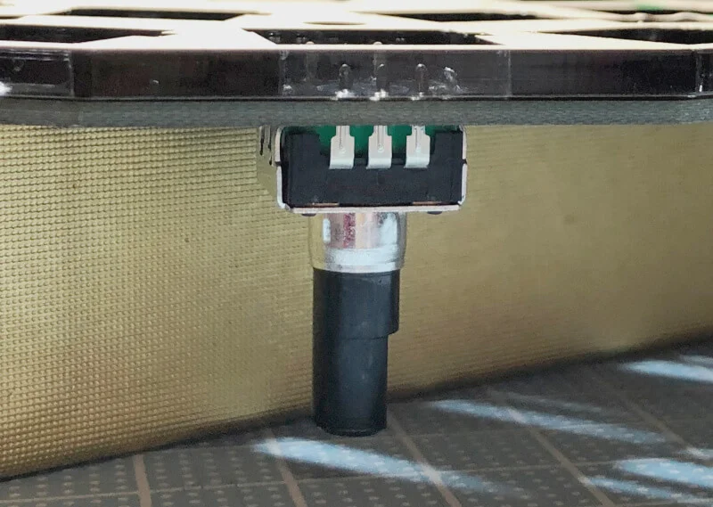 cocot46でロータリーエンコーダのはんだ付け後にケースがはまるか、横からも確認