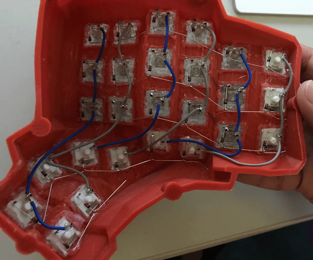 COLのジャンパー線をはんだ付けしたところ