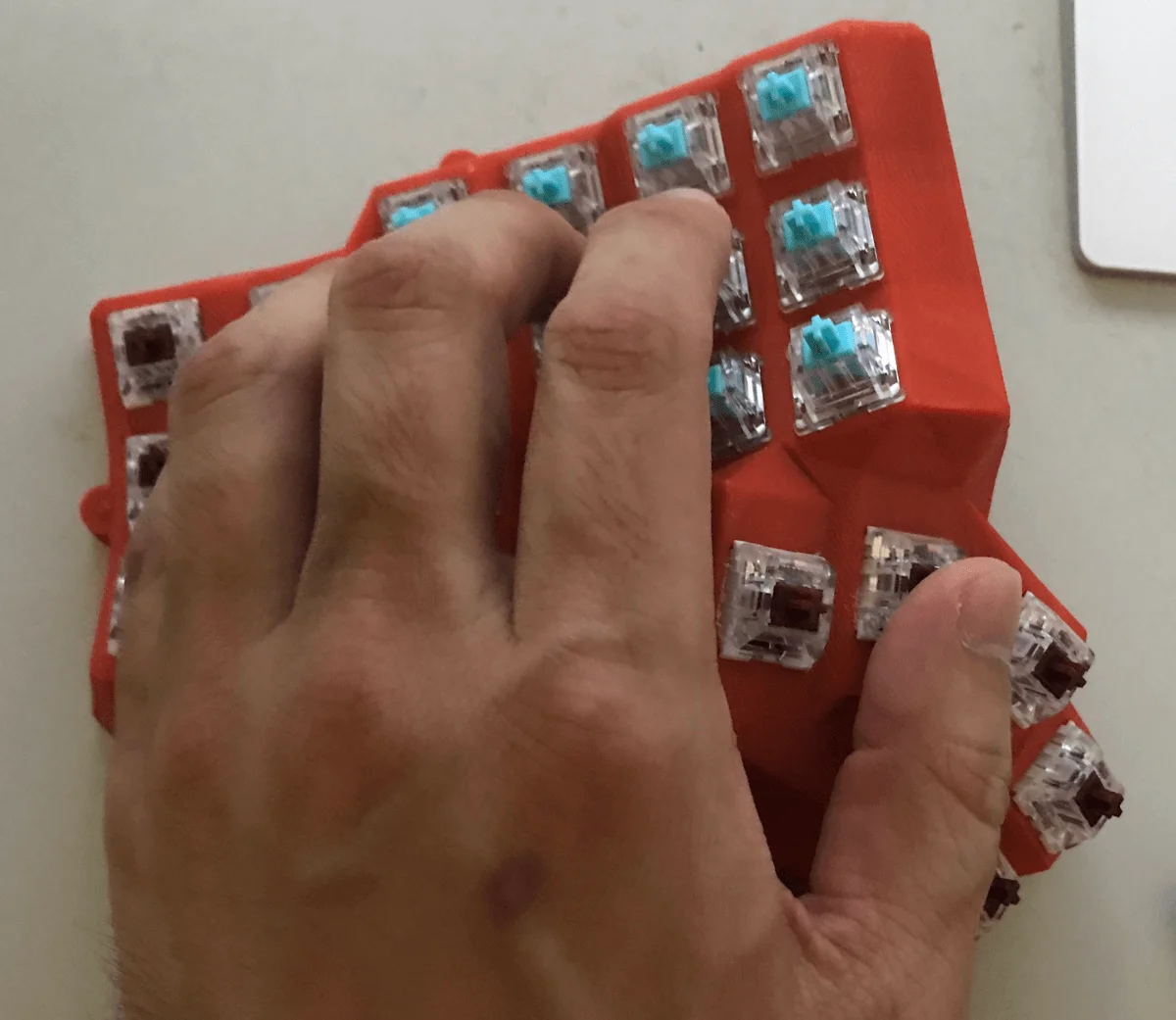 キーボードケースにキースイッチをはめたところ