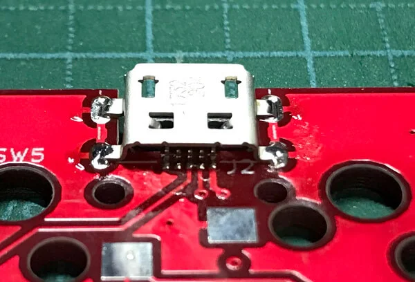 自作キーボードminiaxe製作で、USBコネクタにはんだ付けしたところ