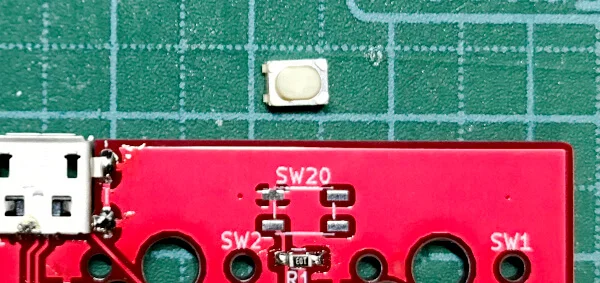 自作キーボードminiaxe製作で、タクトスイッチを載せるところ