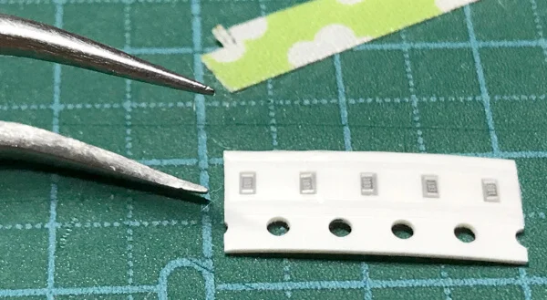 自作キーボードminiaxeの抵抗とコンデンサは非常に小さく蚤サイズ