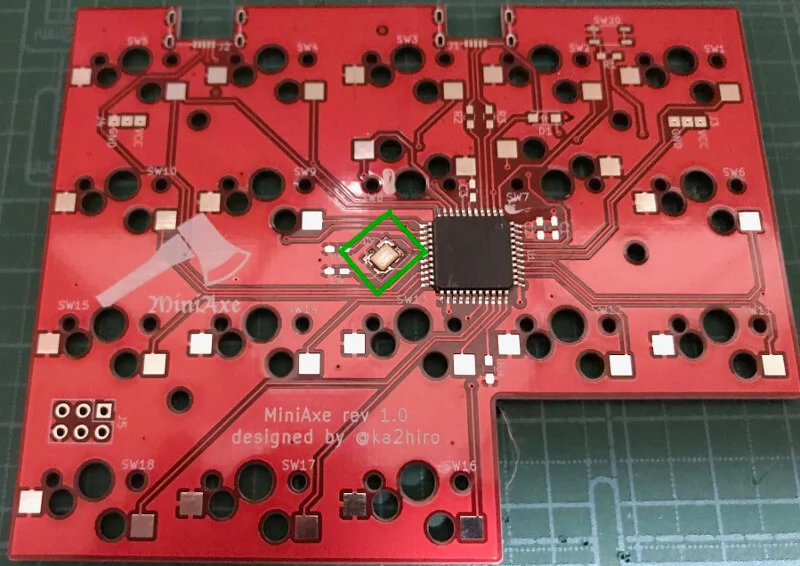 自作キーボードminiaxe製作で、水晶発振子をはんだ付け