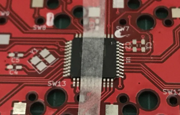 自作キーボードminiaxeの製作でMPUを載せてテープで留める