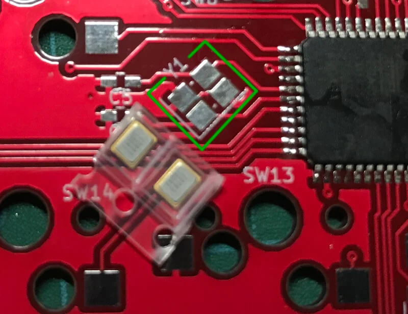 自作キーボードminiaxe製作で、水晶発振子は【Y1】に
