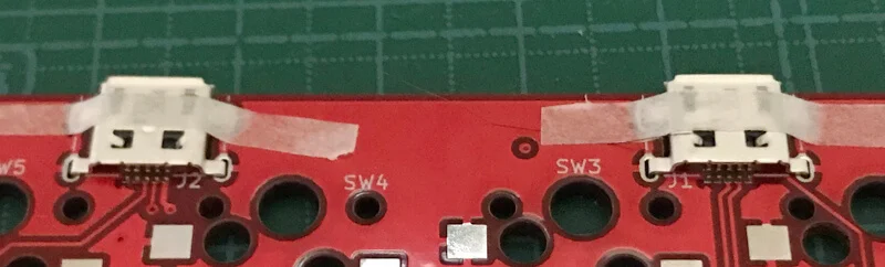 自作キーボードminiaxe製作で、USBコネクタをテープで仮止め