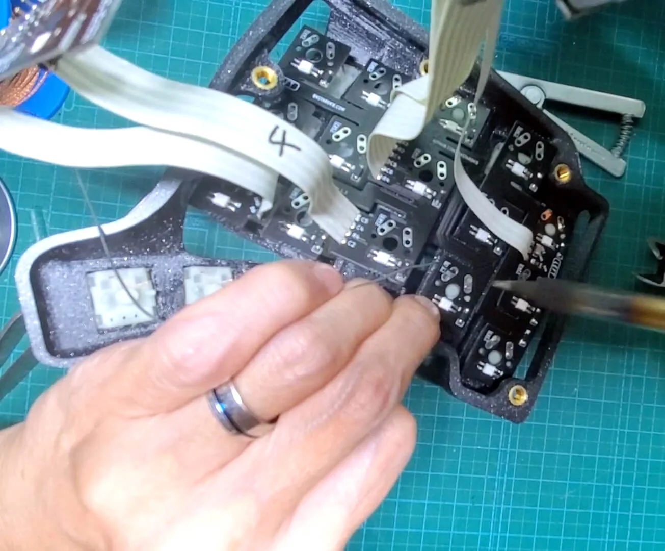 自作キーボード「Charybdis Nano」の組み立て手順〜キースイッチを片手ではんだ付け