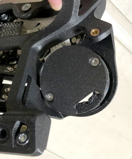 自作キーボード「Charybdis Nano」の組み立て手順〜センサーのフタを締めたところ