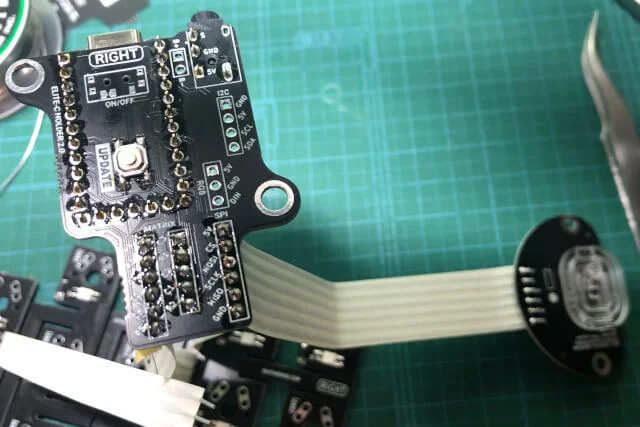 自作キーボード「Charybdis Nano」の組み立て手順〜センサーと基板をつなげたところ