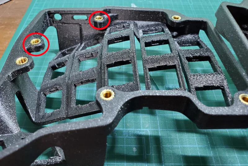 自作キーボード「Charybdis Nano」の組み立て手順〜MCUホルダー用のネジ穴