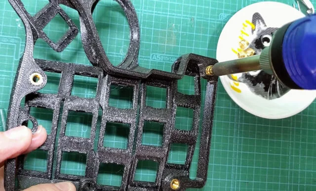 自作キーボード「Charybdis Nano」の組み立て手順〜インサートナットのはめ込み