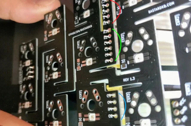 自作キーボード「Charybdis Nano」の組み立て手順〜メインプレート上のリボンケーブル