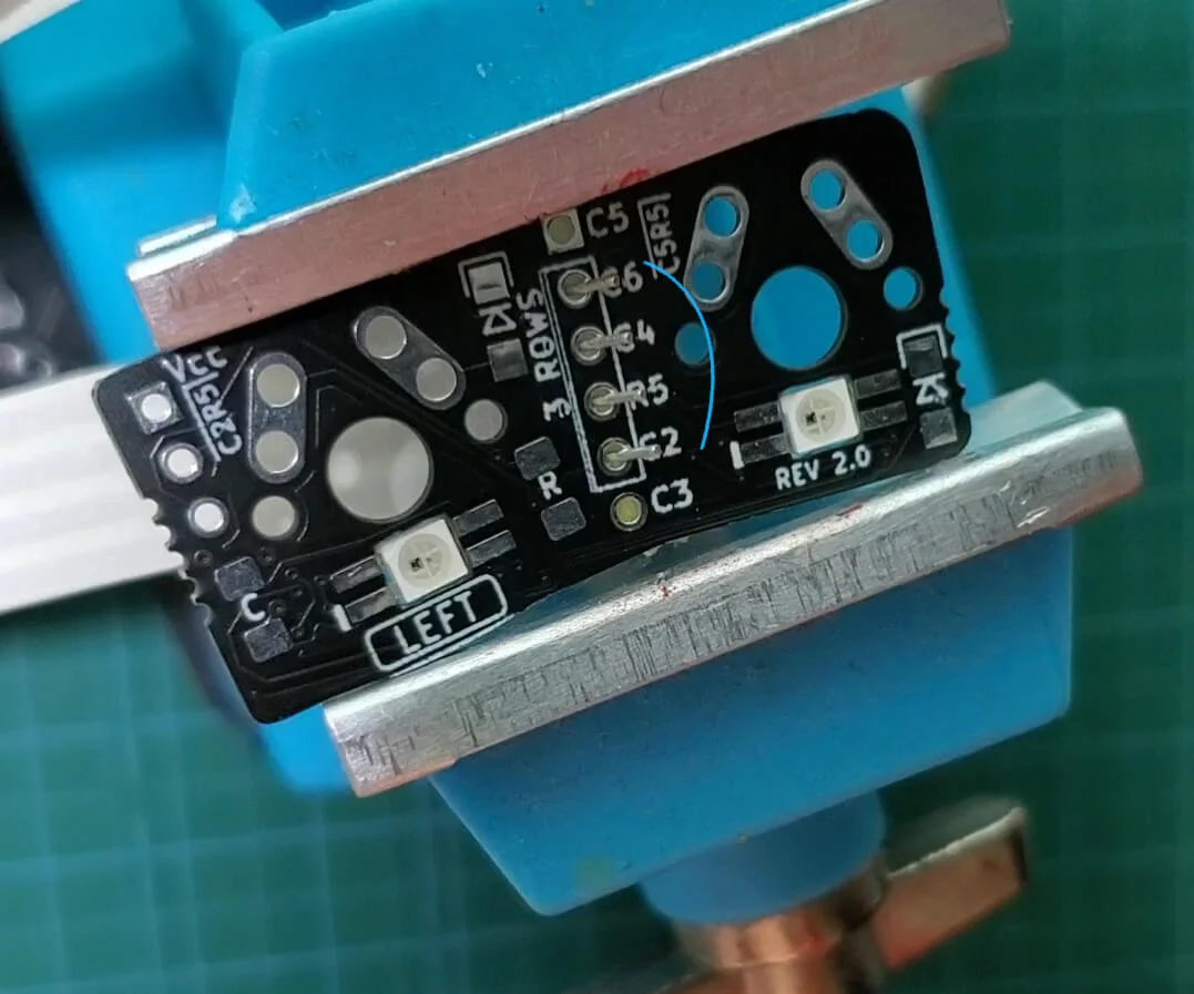 自作キーボード「Charybdis Nano」の組み立て手順〜https://akiba-neo.com/wp-content/uploads/2023/01/jisaku-keyboard_charibdis_nano_ribboncable-3.webp