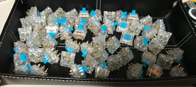 キースイッチにベリリウム銅のソケット化パーツをはめる