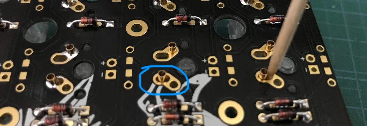 PCBにキースイッチをはめて、ベリリウム銅のパーツをはんだ付けする