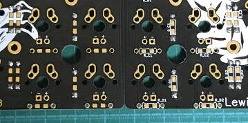 余分なピンを切ったPCB