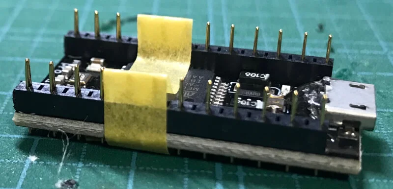 どちらのピンヘッダも窓のない側が手前に向いている