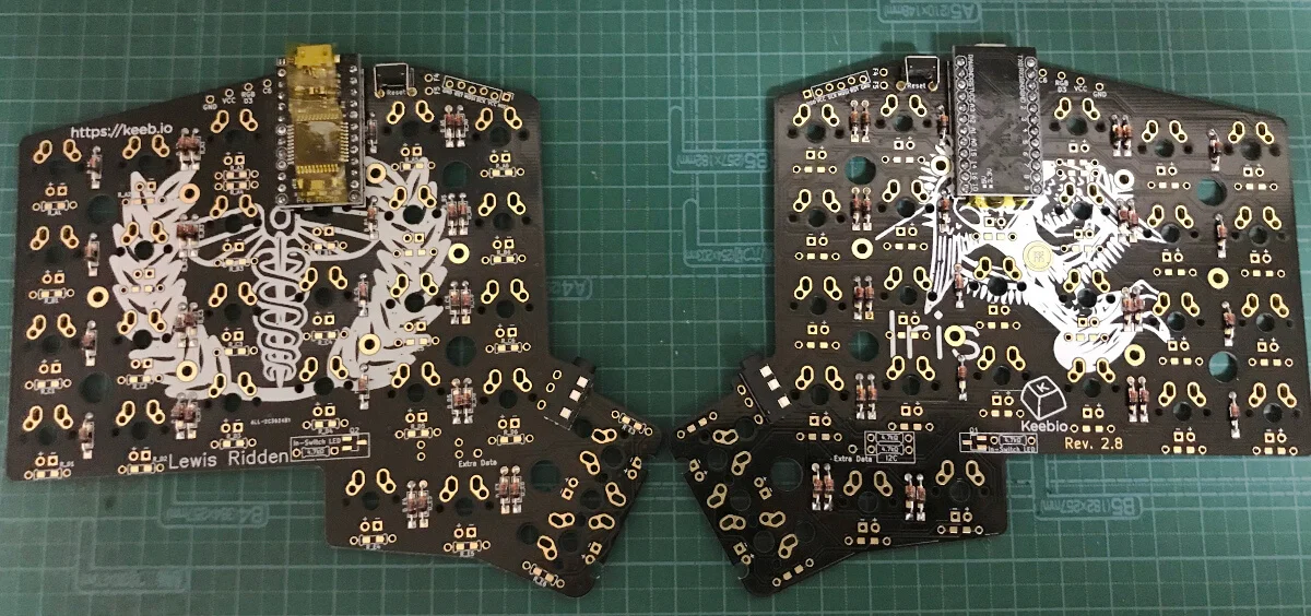 はんだ付けしたPro MicroをPCBに差し込んだIRISのPCB