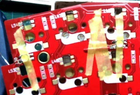 剥がれたVDDのパッドとSK6812MINI（LED）のパッドの間にジャンパー線を差し込む