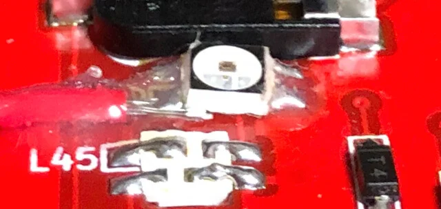 剥がれたVDDのパッドとSK6812MINI（LED）のパッドの間にジャンパー線を差し込む