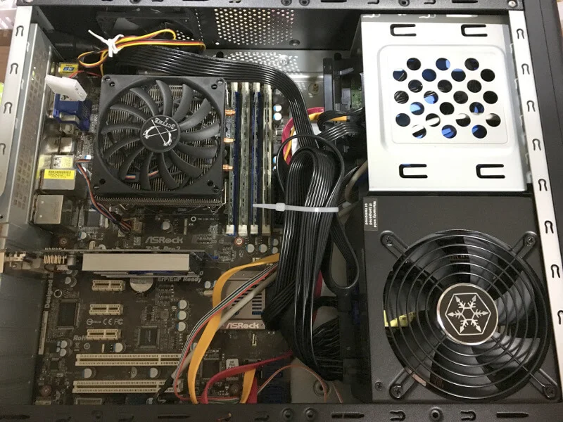 電源を入れ替え後のケース内部