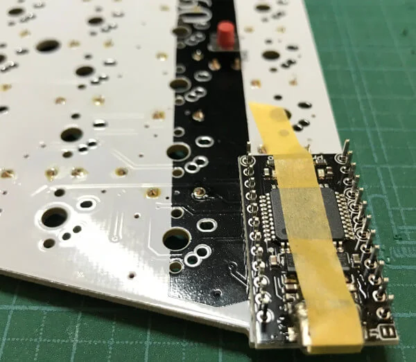 Mint60でProMicroをはめてピンヘッダーをテープで止める（2）